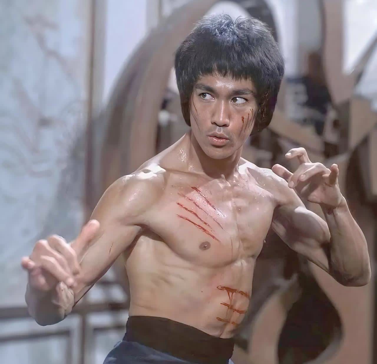 李小龙去世，我不意外；
他儿子去世，我也不意外。
但最让我意外的是，他都走了