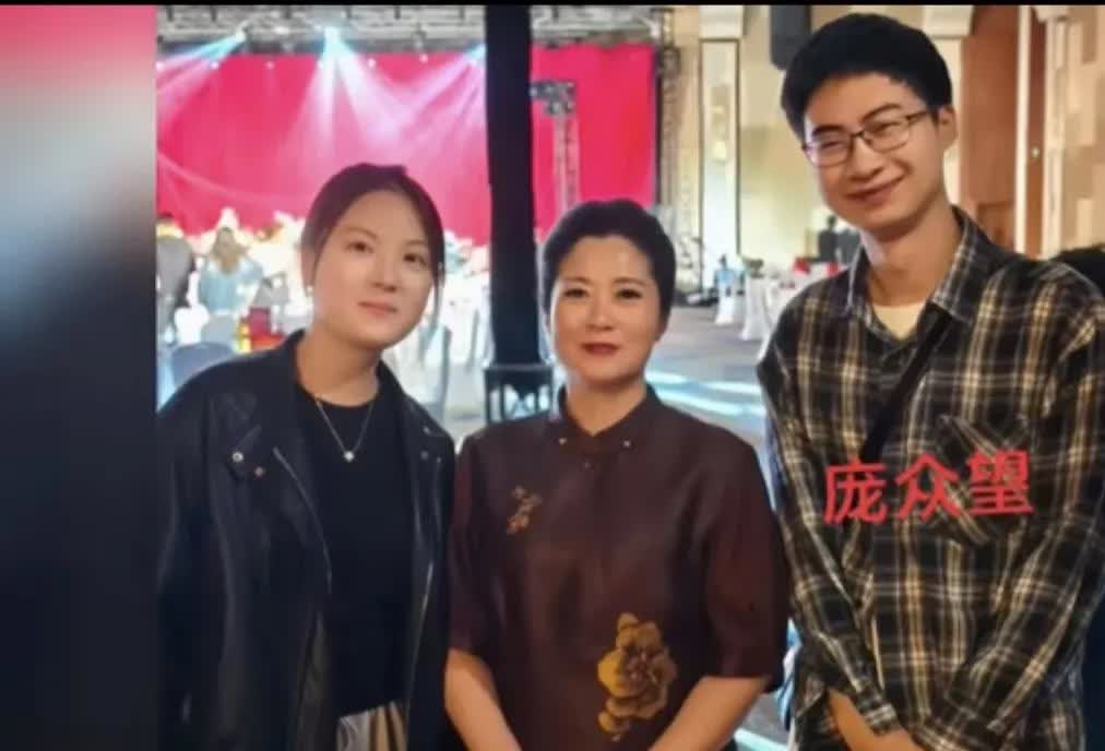 疑似庞众望的丈母娘照片流出
从面相上来看
丈母娘端庄、面善、看着比较容易相处