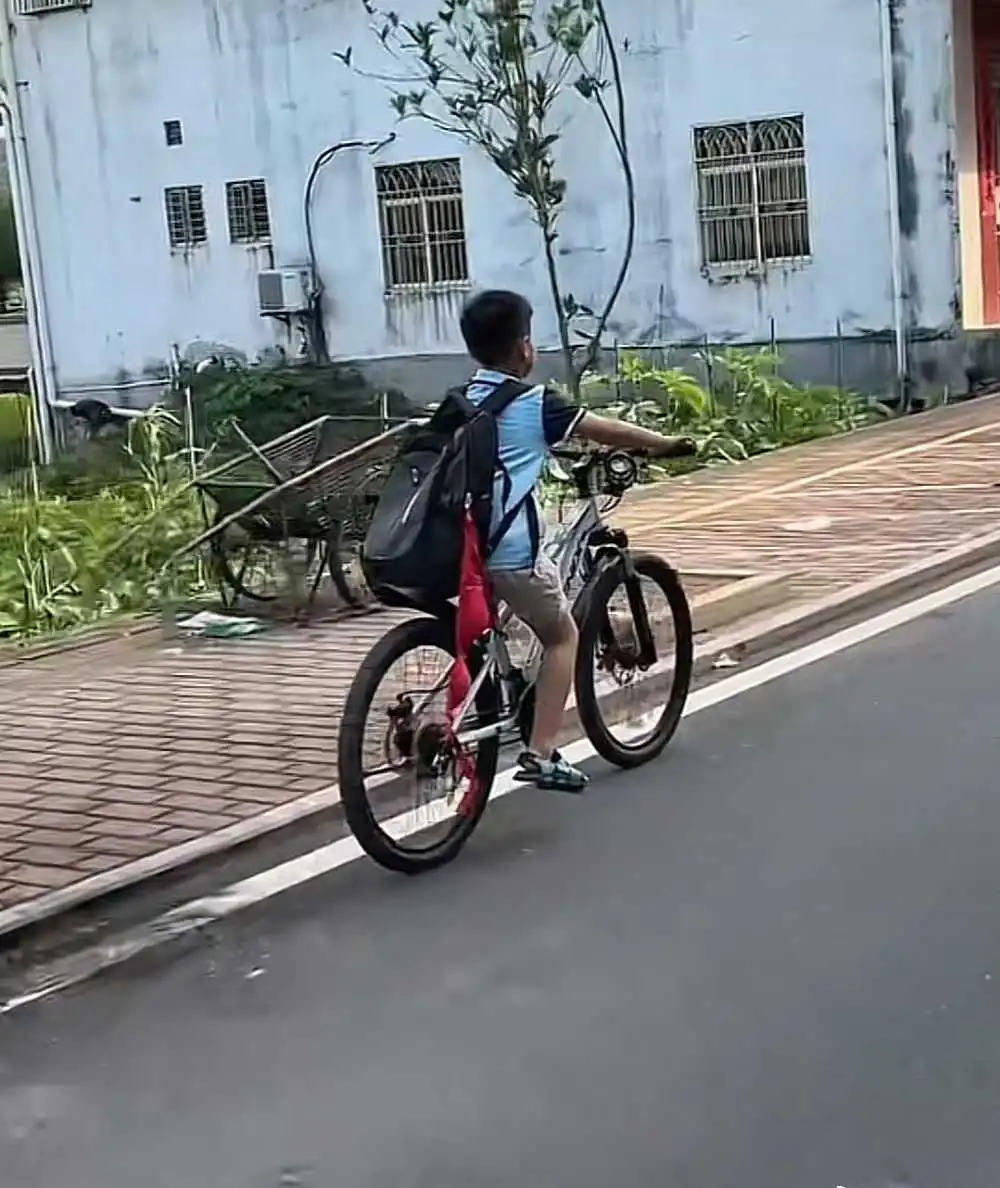 早上起猛了，拿错红领巾了？ ​​​