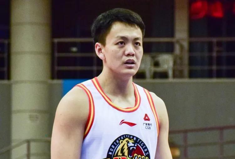 姜宇星加盟辽宁！实力锋线助力杨鸣冲冠，这波操作太让人期待了，吉林辽宁真老铁，最厉