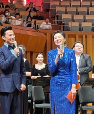 岁月悠悠，美人也会老。关掉美颜，关掉滤镜，56岁的她展现出了最真实的自己。皮肤不