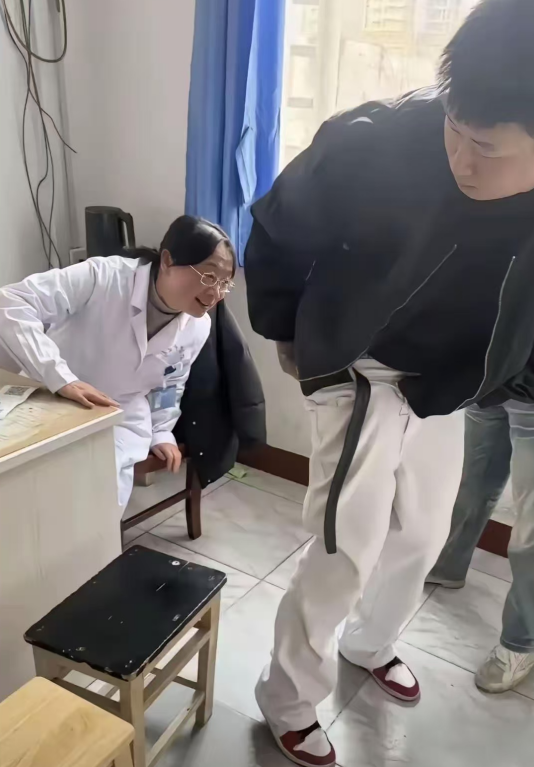 看给阿姨开心的合不拢嘴啊