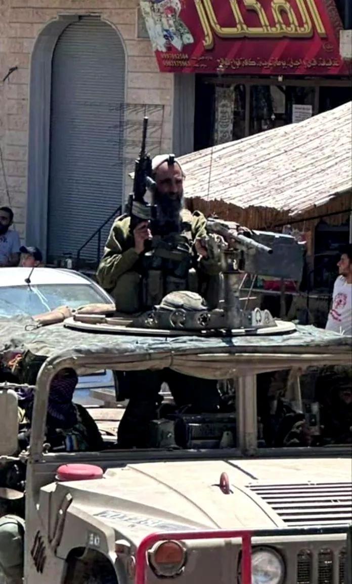 今日诞生历史经典照片：以军士兵驻防叙利亚德鲁兹村。在叙利亚南部山区的晨曦中，一名