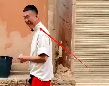 54岁孙红雷，在西班牙瘦到脱相。

一身红裤子，身形单薄得吓人。

昔日