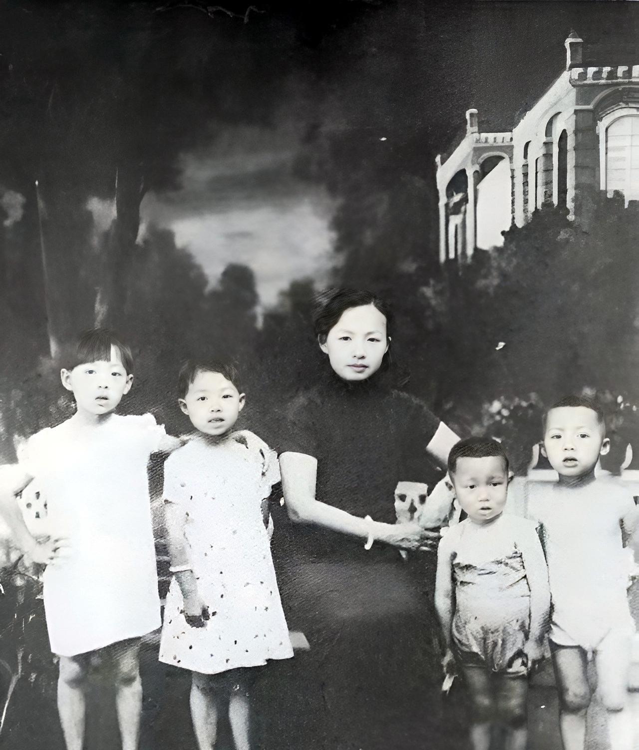 1941年，《八佰》原型团长谢晋元牺牲，妻子为幸存战士四处奔走，带幼子三赴南京求