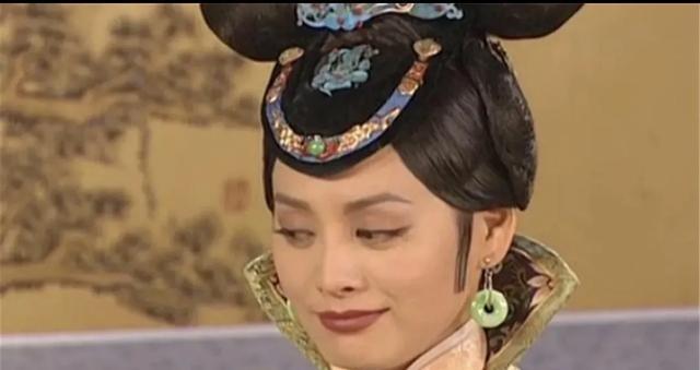 1638年，孝庄照例去给姑姑哲哲请安。突然，身边侍女惊呼：“庄妃，小心有火！” 