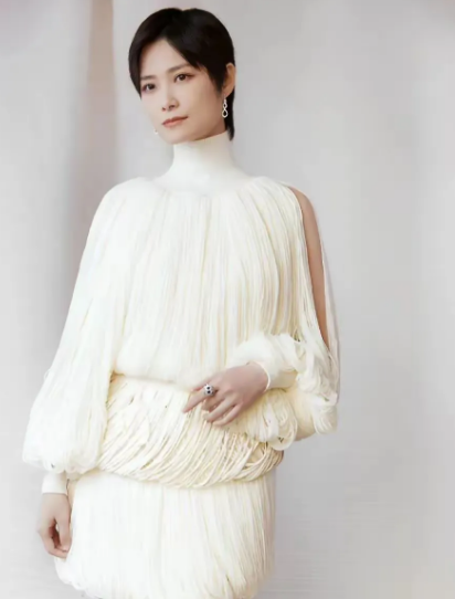 终于明白李宇春为啥不结婚！
不是没人馋她身子，
而是她有一个重要的问题，那就是她