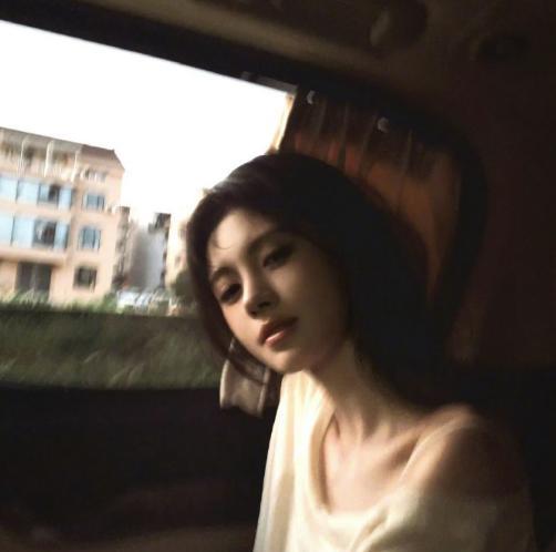 我发现，鞠婧祎有一点真的特别神奇。
不是她的颜值，这娱乐圈的独一份美貌早已众所周