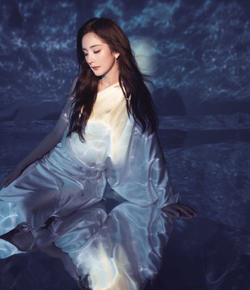 杨幂最新活动造型写真释出，穿白色丝绸套装似人鱼公主