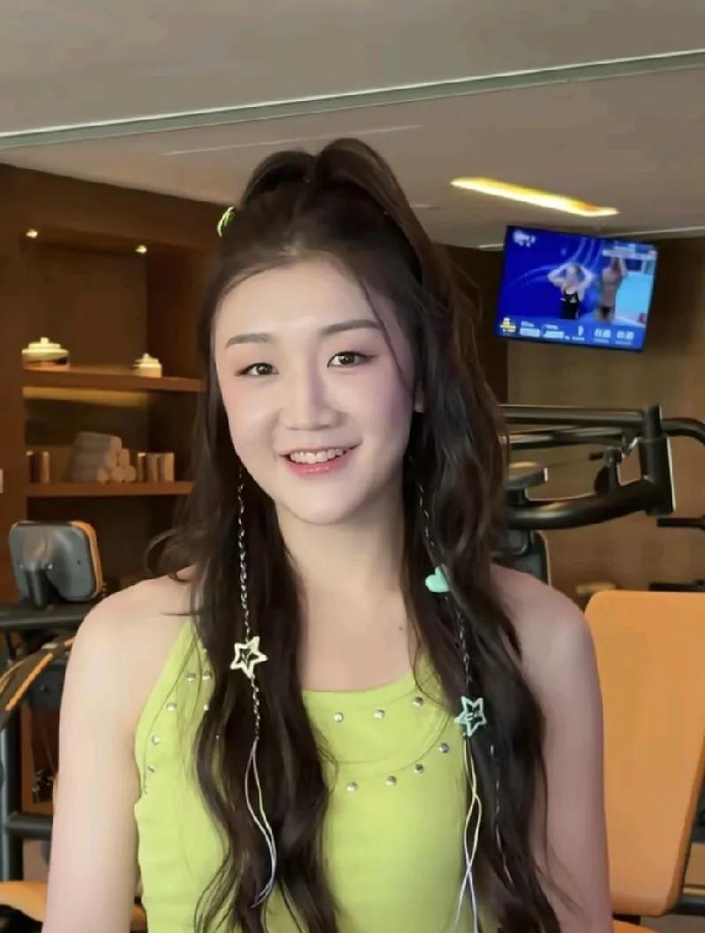 陈梦说女性运动员有追求美的权利！
这是她的心声啊！
于是……稳重大气是她，灵动俏