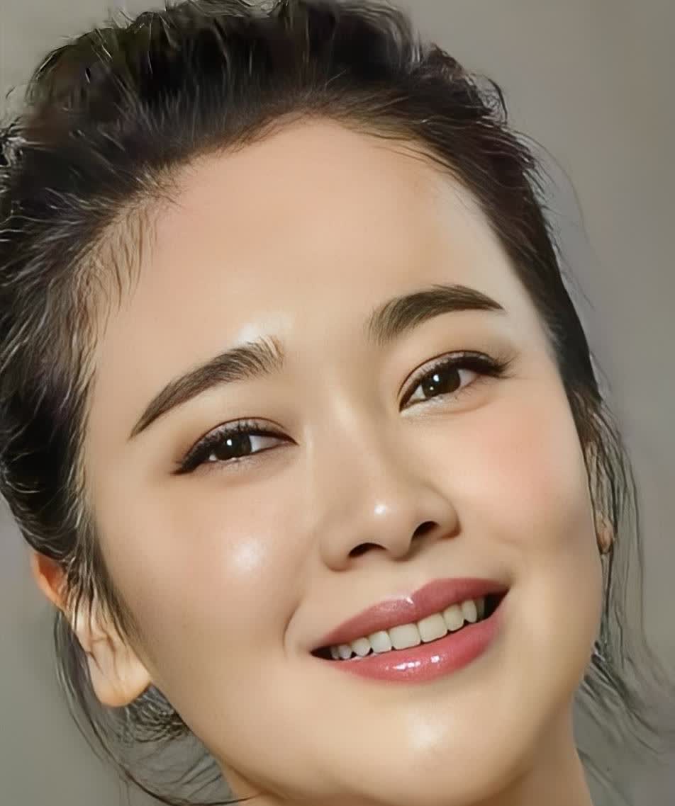 左小青的家庭关系主要包括以下成员：

父亲：左小青的父亲是中国美术协会会员、