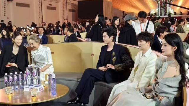 品质盛典座位暴露咖位：李沁靠边坐，吴彦姝让主位，C位雷打不动