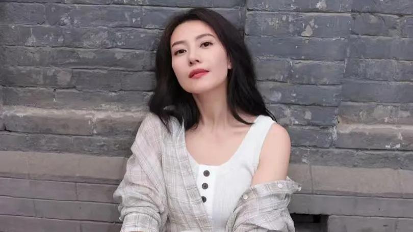 高圆圆“衬衫+阔腿裤”穿搭爆火，松弛感造型诠释精致温柔气质