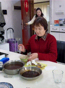 保姆做好饭自己先吃，雇主回来只剩剩饭，女子不受窝囊气！