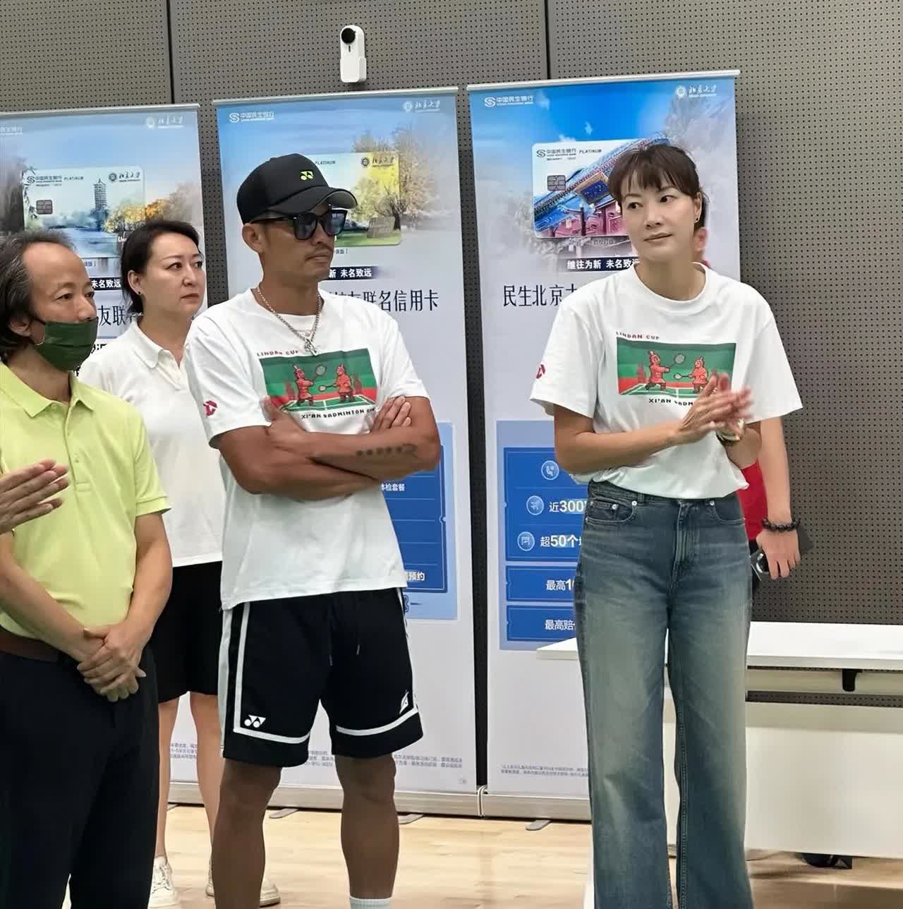 8月2日，林丹与谢杏芳参加深圳校友赛，夫妻俩同框的画面。

44岁的谢杏芳气