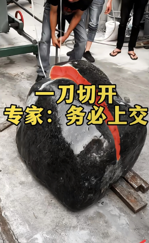 师傅一刀切开了翡翠原石，这一刀下去，就像打开命运盲盒。网上有个普通玩家花几万买原