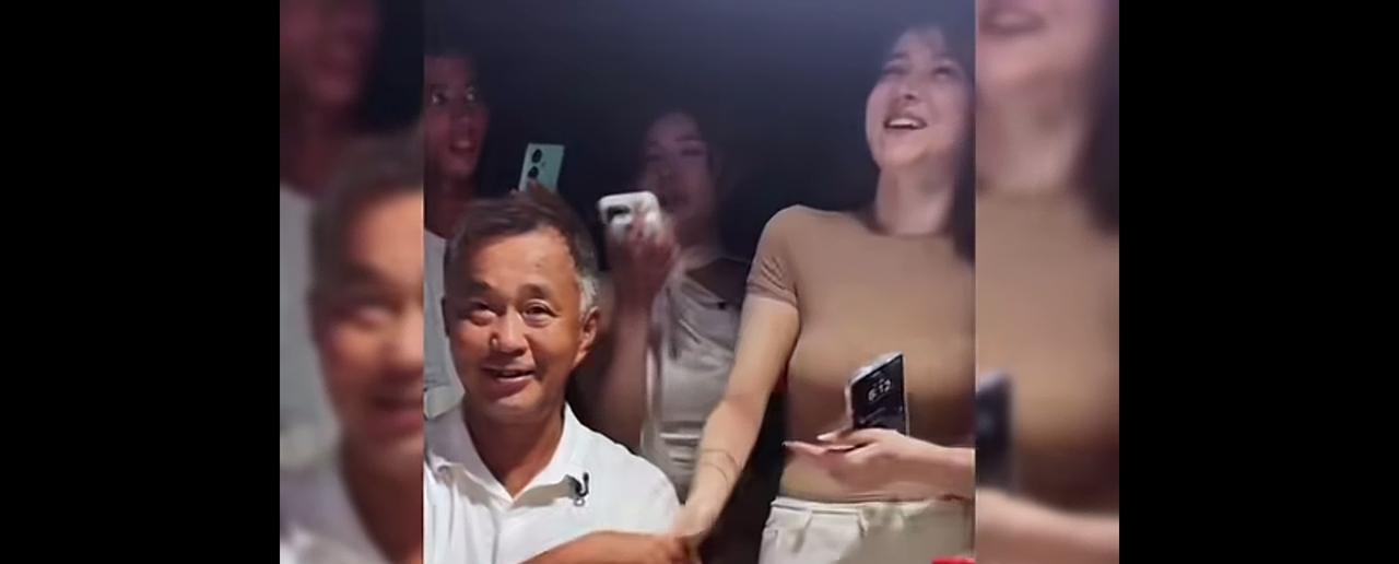 沈巍染了黄毛学会抽烟，快要泯然众人矣。
沈巍大师被一众人等追捧，各路大仙天天举着