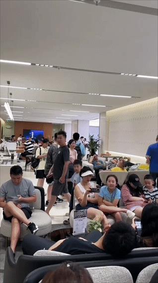 鸿蒙智行确实很离谱，周末去试驾要排队也就算了，直接买车付全款也要在排队。
一位网