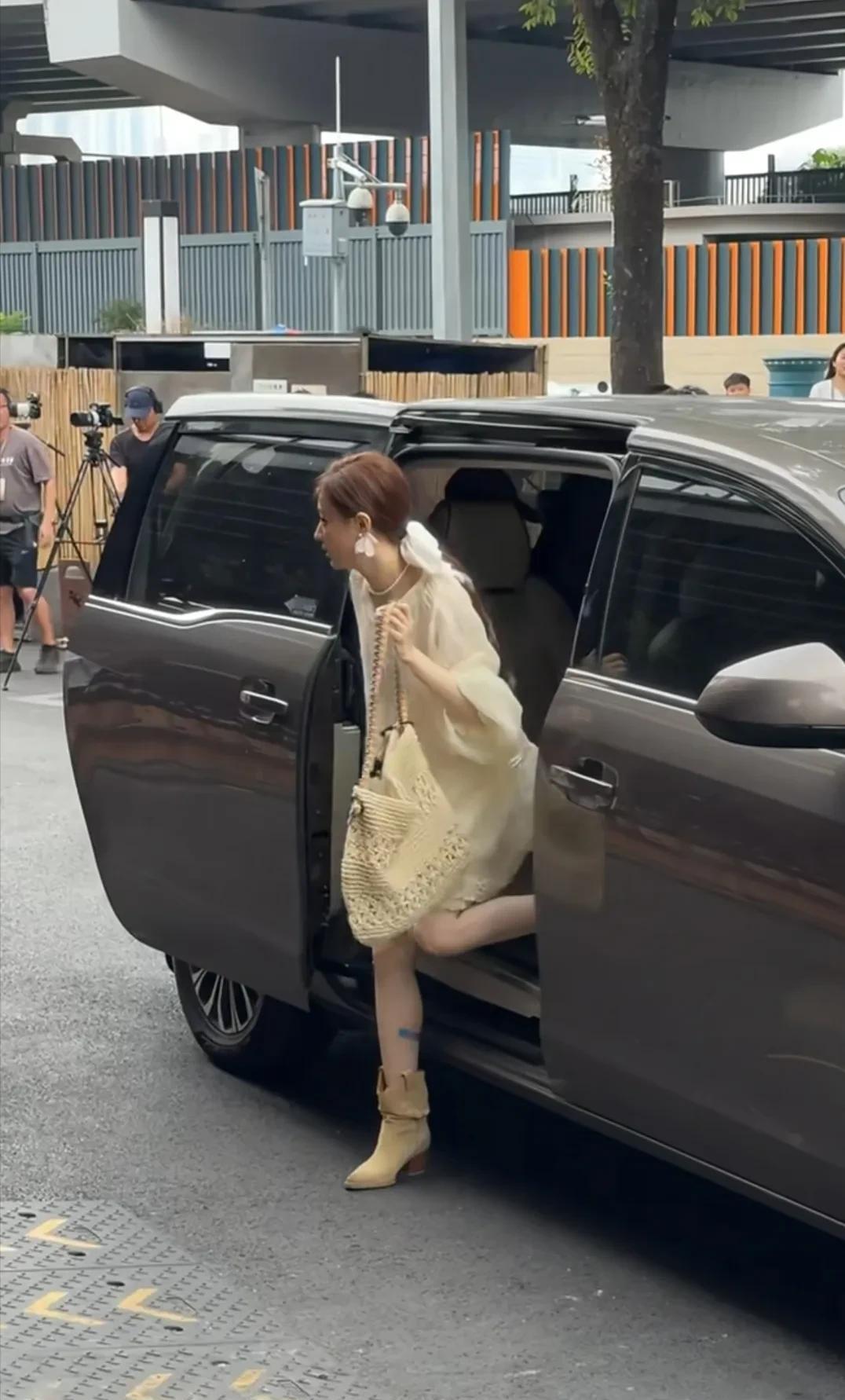 不愧是《甄嬛传》里最美的女人，真人比电视里还漂亮啊！
广州遇见大明星了，五官精致
