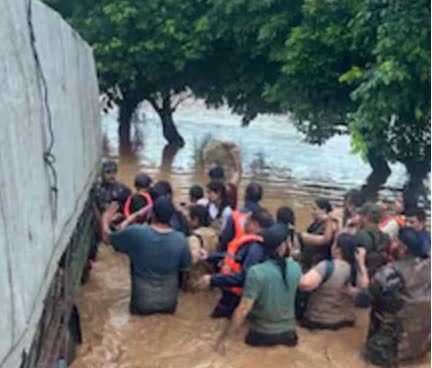 当地时间8月26日起，印控克什米尔地区遭遇持续暴雨，引发洪水、山体滑坡等灾害。

