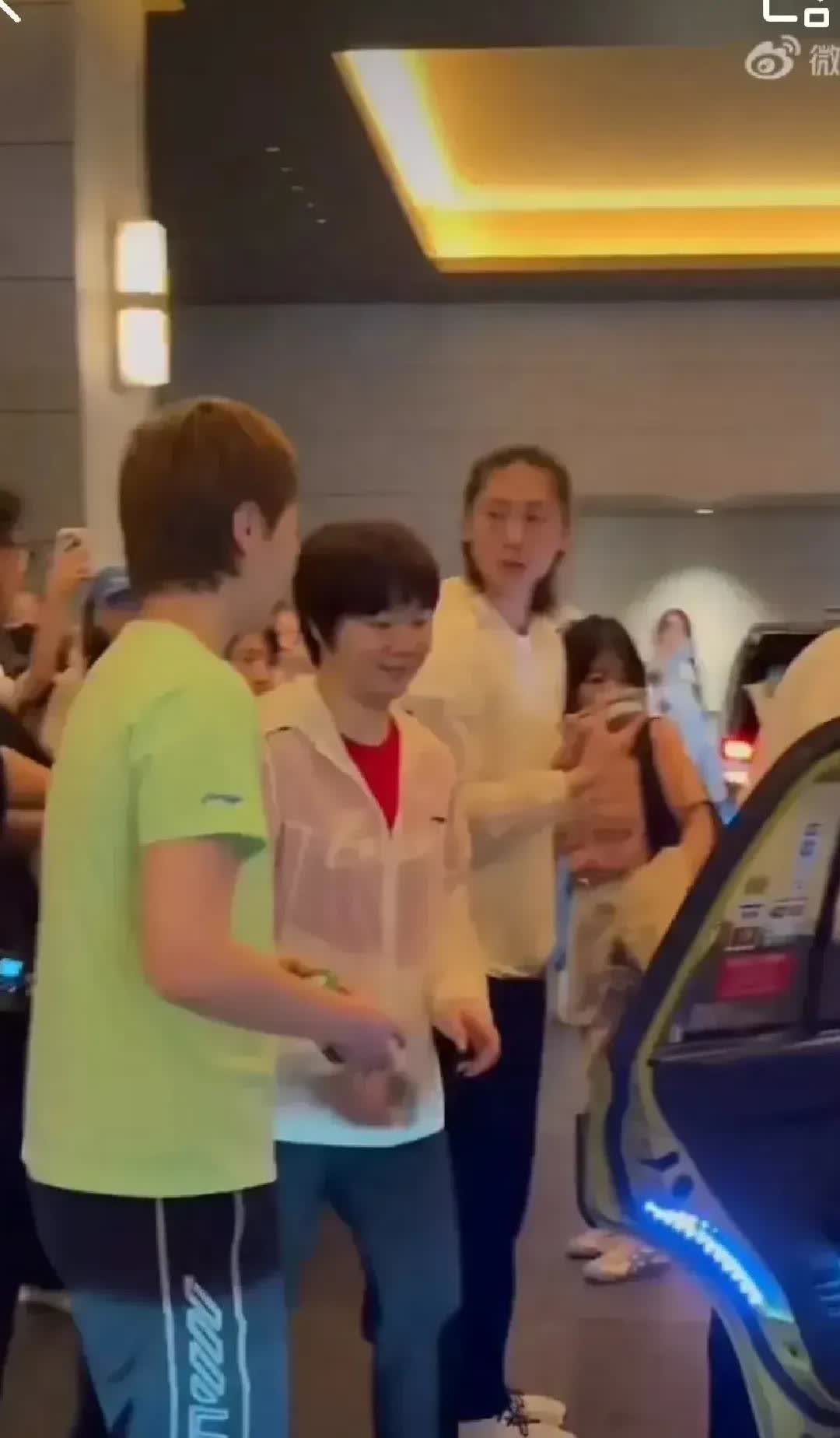 陈幸同真的一诺千金。
本来想回国后请大家吃饭，没想到小伙伴们等不及了，非要吃日
