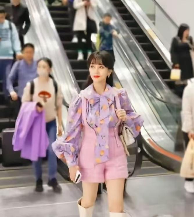 口号和行动，更多时候都没办法统一。
比如有人一边喊着“穿衣自由”，一边却抨击赵雅