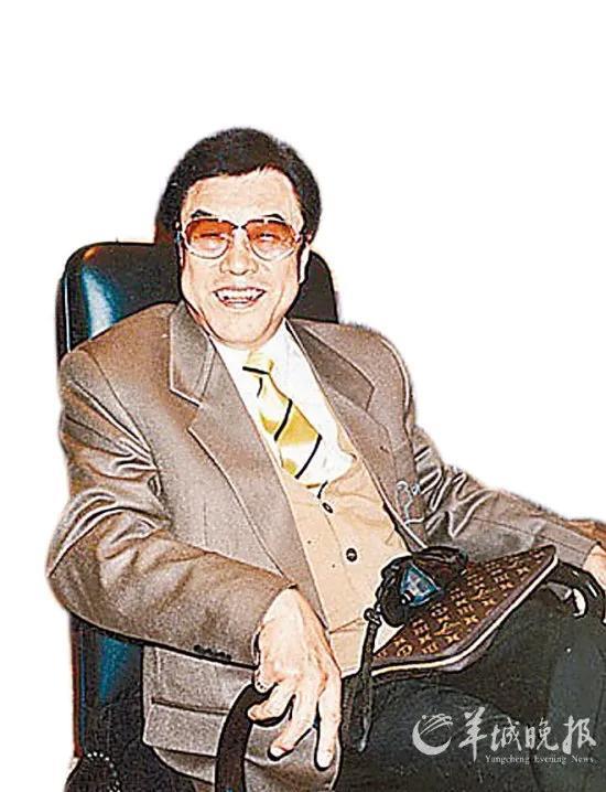 一位华语影坛的传奇导演，生活中也有不少趣事。
据说，他在拍摄电影时，对细节的要求