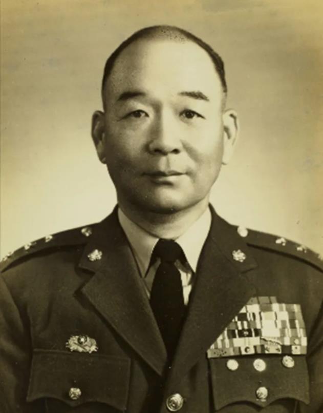1942年，胡琏见妻子独自带孩子操劳，心里动了纳妾的念头，想帮她分担家务。妻子得