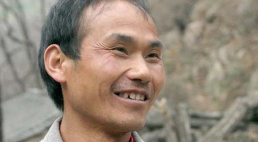 2012年，在山村执教22年的优秀教师，在亲吻精神疾病的妻子后离开家，直到警察从
