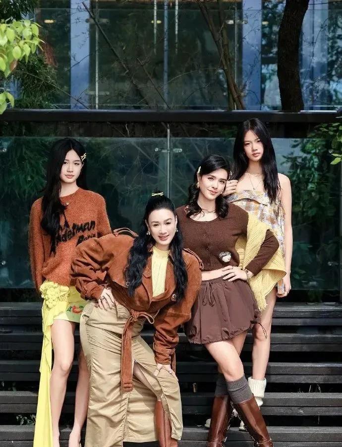 近日，55岁的钟丽缇带三个漂亮女儿共同出席活动，引发人们热议，三个女儿个个是肤白