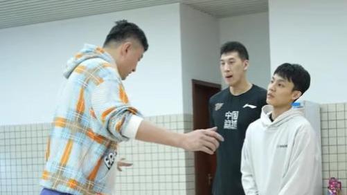 大忙人！杜锋早上接受媒体专访 下午出席排球赛开幕式 顾不上广东队