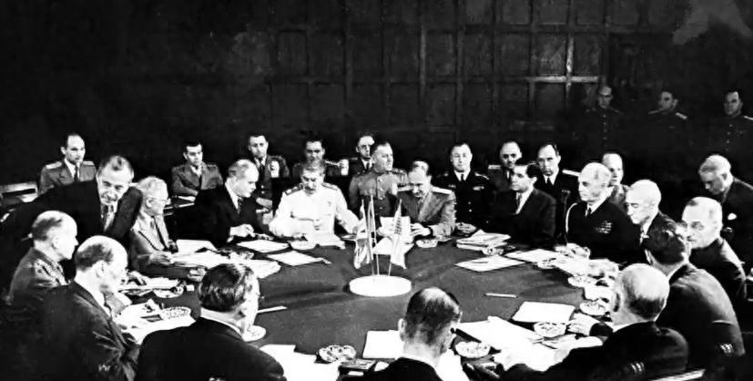 网友建议共同占领日本完全可以成为中美合作互信的典范。
中美关系现在就像两个背对背