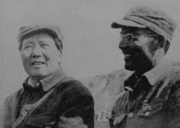 毛主席和朱瑞在延安。
解放战争时期，朱瑞是东北军区兼东北野战军的炮兵司令员。东北