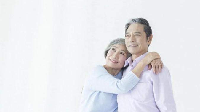 我的二婚老伴生病住院还差6万元手术费，他儿子不管我女儿垫上了