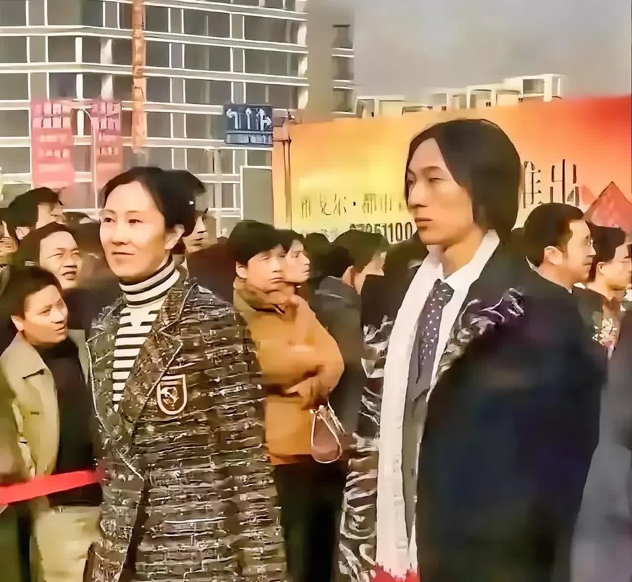 你敢信吗？
照片里这人居然是年轻的王思聪
简直跟现在的他判若两人，真不知道当