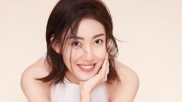 她是靳东“亲妹妹”，出道25年零绯闻，拒绝过苏有朋追求嫁普通人
