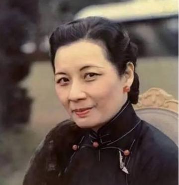 1975年4月5日，蒋介石在台北去世，享年88岁，五个月后宋美龄带着92箱行李离