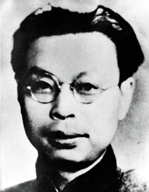 1949年5月7日，上海，李白被反绑双手拖向刑场，双腿因“老虎凳”已无法站立，破