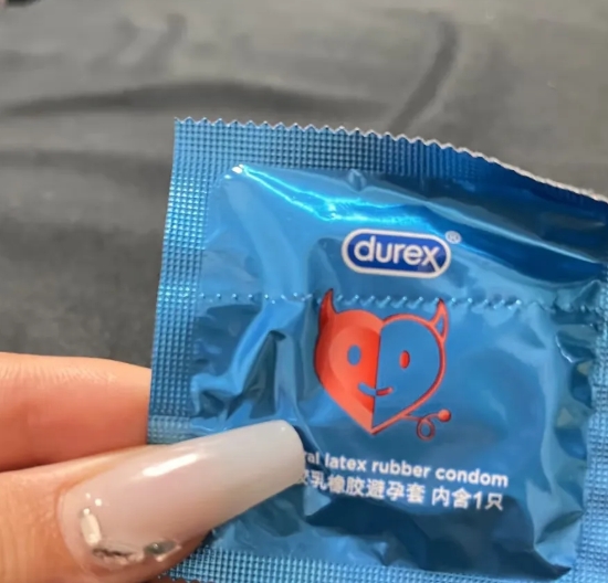 老公昨天晚上又再次喝醉了，喝的还是醉醺醺的，他还知道把衣服脱了扔在地上，然后去床