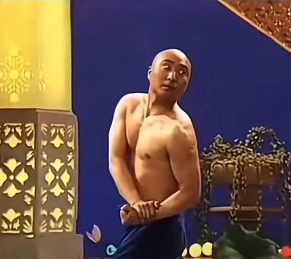 这是一张陈佩斯先生在小品中的照片令人印象深刻，他没有穿上衣，展示着肌肉分明的线条