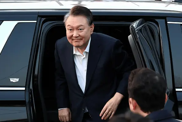 去年12月，尹锡悦突然宣布全国进入戒严，理由是维护国家安全。然而，国会认为此举过