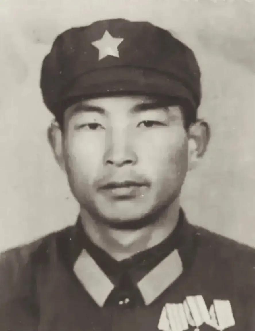1980年，许明习被几十名越军包围，越军见他子弹打光，且只有一个人，就嚣张地大喊