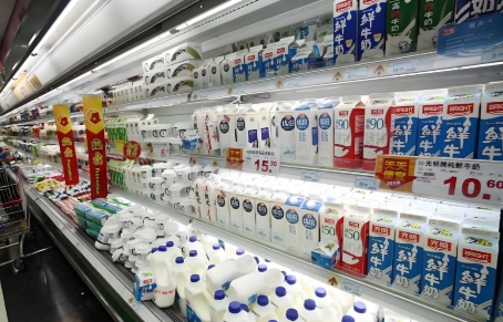 陕西兴平，牧羊牛奶店对面新开了个兴盛牛奶店，对方还推出三天免费送牛奶的活动，吸引
