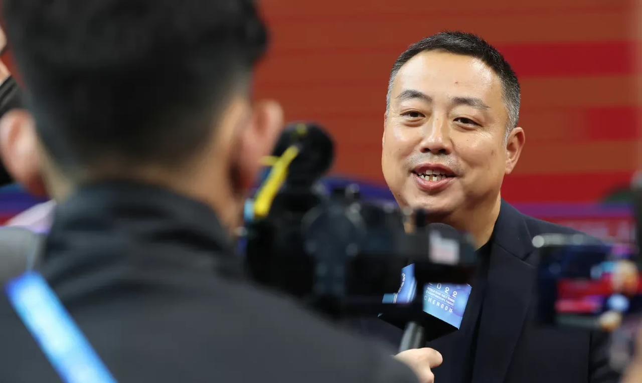 卸任乒协主席，新身份有新任务，刘国梁参加亲善活动
根据央视记者李武军发布的消息：