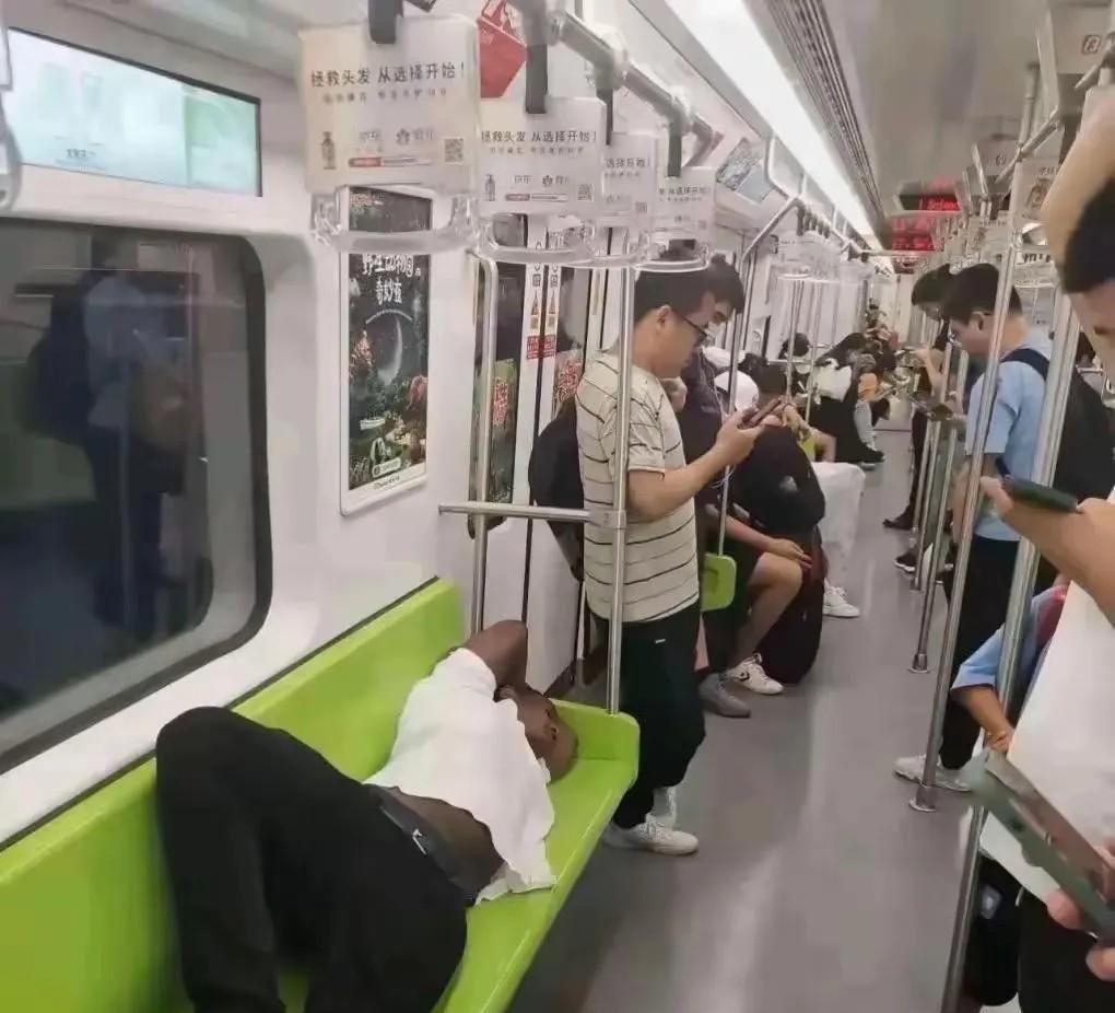 别扯什么文化差异！在上海地铁躺卧，就是没素质！我们的沉默，就是纵容！
上海地铁上