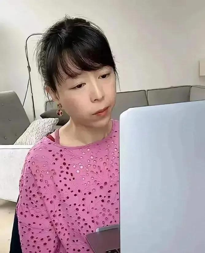 45岁的张静初，不结婚、不生子，跑到美国读研，每天在直播间打坐、辟谷、推广素食，