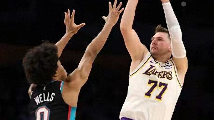 湖人胜灰熊升第3，詹姆斯26+7+10，东契奇36+9+8，3人成赢球功臣