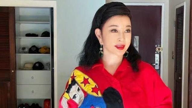 75岁刘晓庆重塑女性形象，活力四射不惧传统束缚，被赞时代标杆
