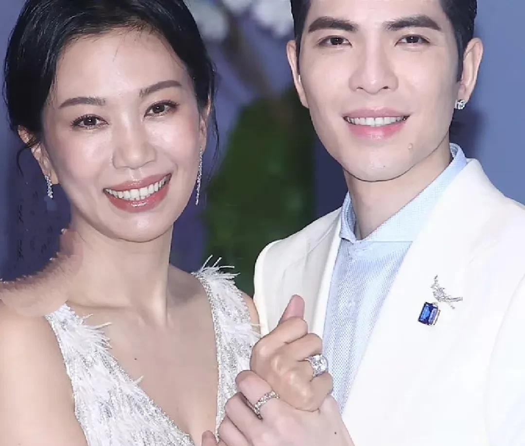 雨神萧敬腾首次谈和大自己13岁老婆婚后生活，萧敬腾是38岁，他的老婆是自己的经纪