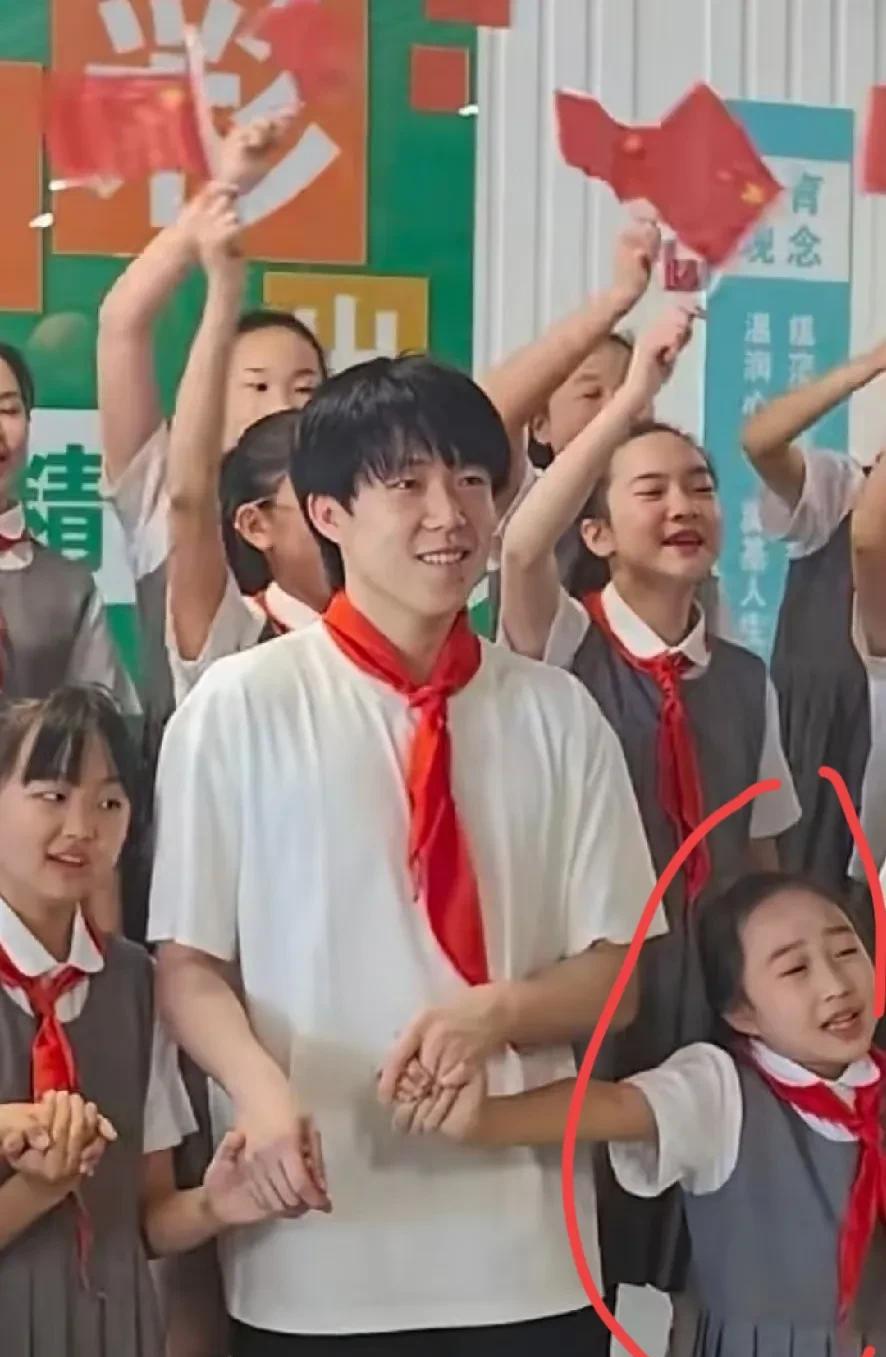今天全网最遭人嫉妒的就是这个小女孩了，
不仅可以跟大头站在一起唱歌，
更重要的是